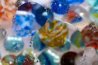 soyut renkli petrol düştü suda yüzen