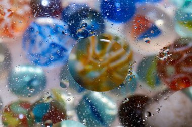 soyut renkli petrol düştü suda yüzen