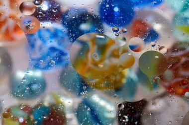 soyut renkli petrol düştü suda yüzen