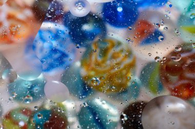 soyut renkli petrol düştü suda yüzen