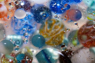 soyut renkli petrol düştü suda yüzen