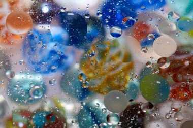 soyut renkli petrol düştü suda yüzen