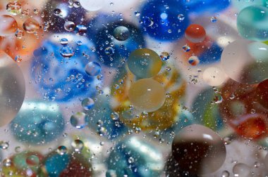 soyut renkli petrol düştü suda yüzen