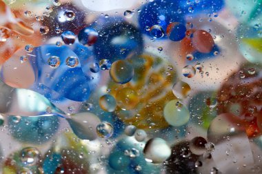 soyut renkli petrol düştü suda yüzen