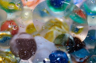 soyut renkli petrol düştü suda yüzen