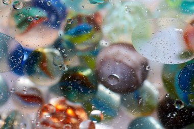 soyut renkli petrol düştü suda yüzen