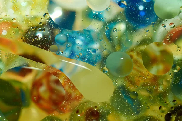 soyut renkli petrol düştü suda yüzen