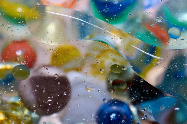 soyut renkli petrol düştü suda yüzen