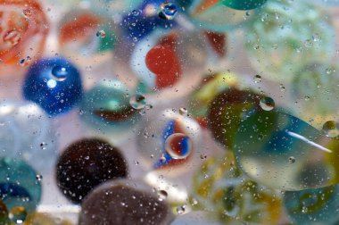 soyut renkli petrol düştü suda yüzen