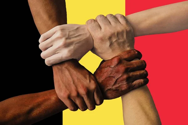 ベルギーの国旗、多文化の若者のグループの統合 — ストック写真