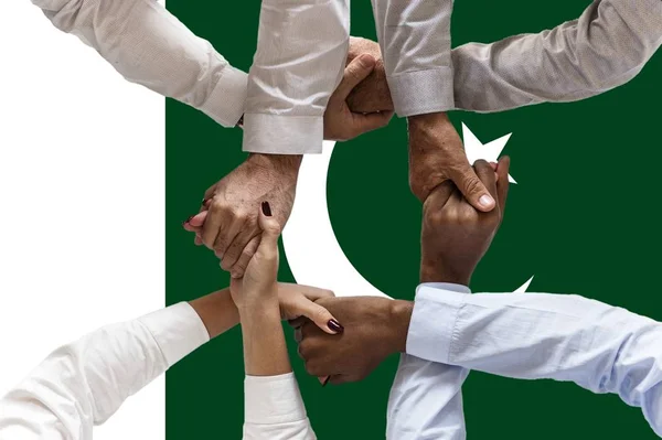 Pakistanische Flagge, Integration einer multikulturellen Gruppe junger Menschen — Stockfoto