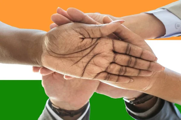 Bandeira da Índia, integração de um grupo multicultural de jovens — Fotografia de Stock