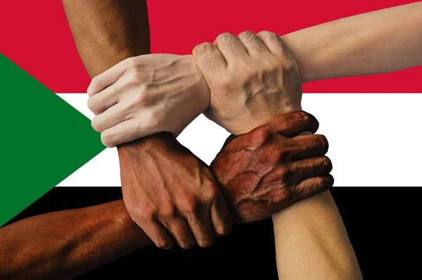 Прапор Судану, інтеграція багатокультурної група молодих людей — стокове фото