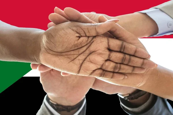 Sudans flagga, integration av en mångkulturell grupp av ungdomar — Stockfoto