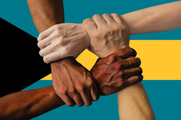Bandera de Bahamas, integración de un grupo multicultural de jóvenes — Foto de Stock