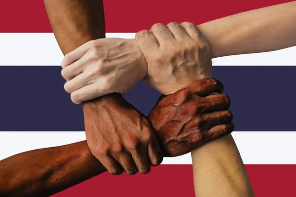 Bandeira da Tailândia, integração de um grupo multicultural de jovens — Fotografia de Stock