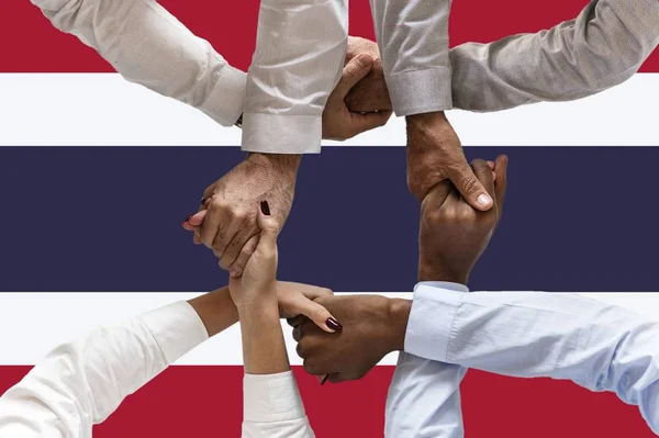 Bandera de Tailandia, integración de un grupo multicultural de jóvenes —  Fotos de Stock