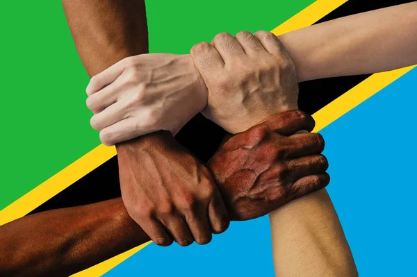 坦桑尼亚国旗, 融合了一个多元文化的年轻人群体 — 图库照片