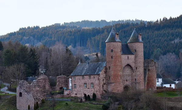 El Bertradaburg es un castillo de colina en ruinas en un espolón de roca, por encima del pueblo de M rlenbach en el condado de Vulkaneifel en el estado alemán de Renania-Palatinado. . — Foto de Stock