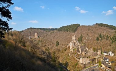 Eifel şehir Manderscheid Almanya yakınında iki kaleler kalıntıları vardır