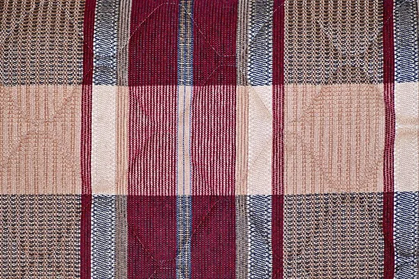 yatakta İskoç retro renk tartan yastıklar