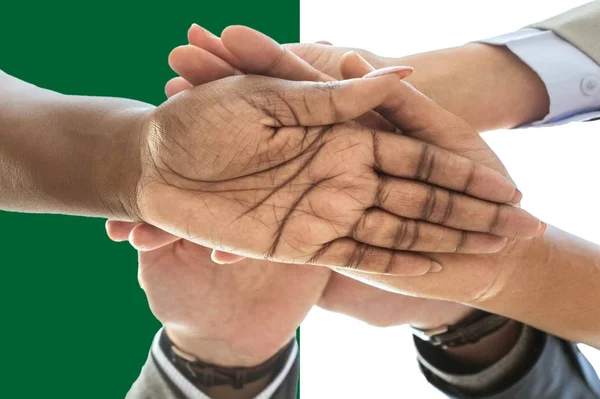 Alžírská vlajka, intergrace multikulturní skupiny mladých lidí — Stock fotografie