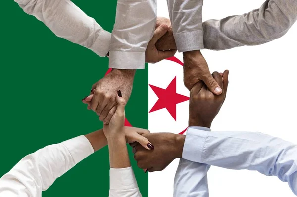 Algerien-Flagge, Integration einer multikulturellen Gruppe junger Menschen — Stockfoto