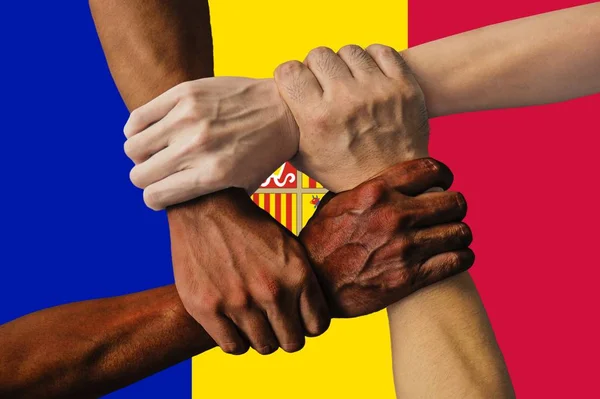 Andora bayrağı, çok kültürlü bir grup gencin araya bağlanması — Stok fotoğraf