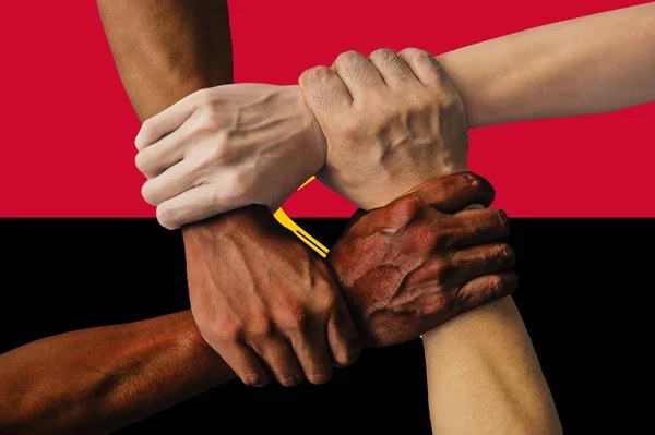 Angola bayrağı, çok kültürlü bir grup gencin araya bağlanması — Stok fotoğraf