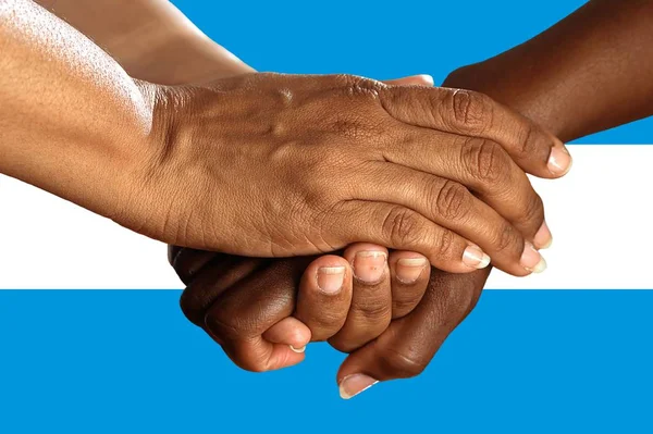 Argentinische Flagge, Integration einer multikulturellen Gruppe junger Menschen — Stockfoto