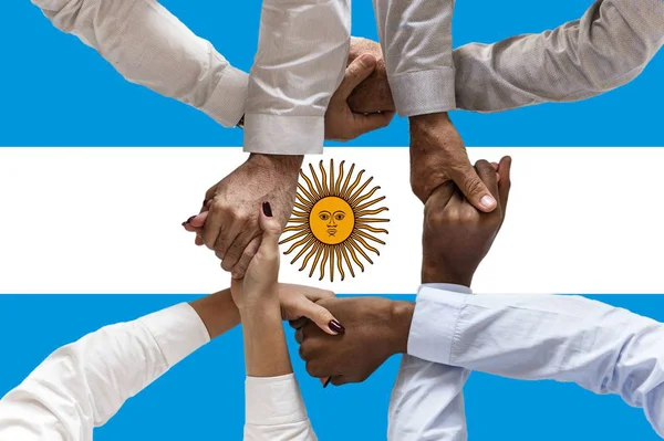 Bandeira da Argentina, integração de um grupo multicultural de jovens — Fotografia de Stock