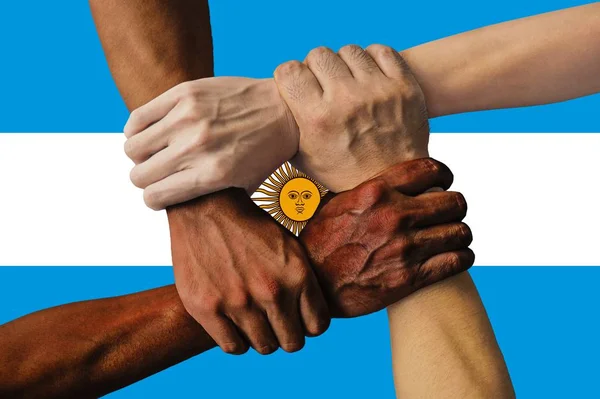 Argentinische Flagge, Integration einer multikulturellen Gruppe junger Menschen — Stockfoto