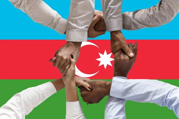 Azerbaycan bayrağı, çok kültürlü bir grup gencin araya bağlanması — Stok fotoğraf