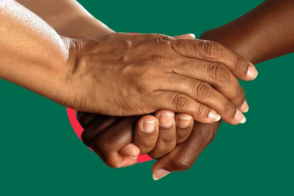 Bangladéšská vlajka, intergrace multikulturní skupiny mladých lidí — Stock fotografie