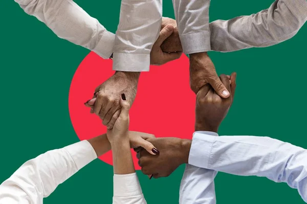 Bandera de Bangladesh, integración de un grupo multicultural de jóvenes — Foto de Stock