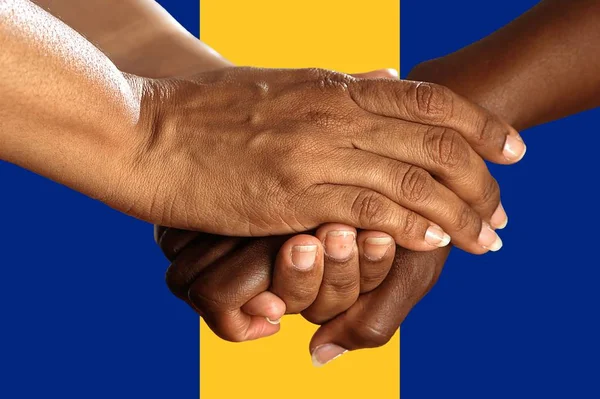 Bandera de Barbados, integración de un grupo multicultural de jóvenes —  Fotos de Stock