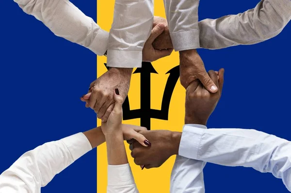 Flagge von Barbados, Integration einer multikulturellen Gruppe junger Menschen — Stockfoto