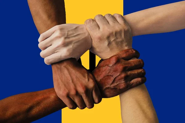 Bandera de Barbados, integración de un grupo multicultural de jóvenes — Foto de Stock