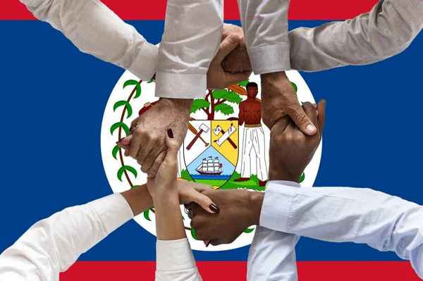 Belize, vlajka, intergrace multikulturní skupiny mladých lidí — Stock fotografie
