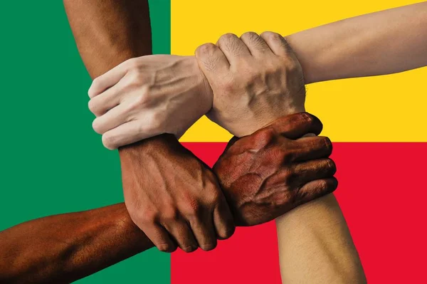 ベナンの旗、若者の多文化グループの相互作用 — ストック写真
