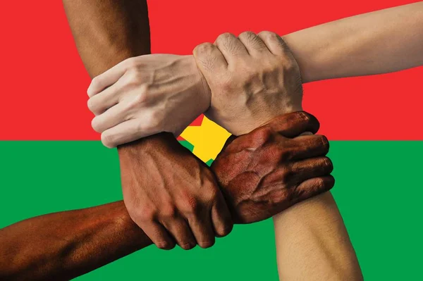 ブルキナファソの旗、若者の多文化グループの相互作用 — ストック写真