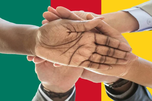 Прапор Камеруну, схрещування багатокультурної групи молодих людей — стокове фото