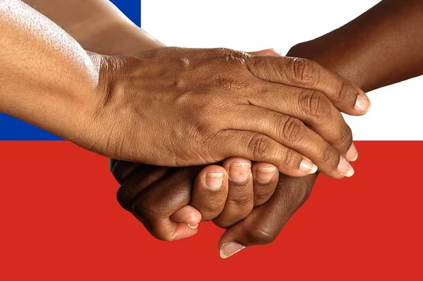 Drapeau du Chili, intégration d'un groupe multiculturel de jeunes — Photo