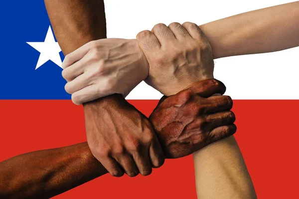 Chilenische Flagge, Integration einer multikulturellen Gruppe junger Menschen — Stockfoto