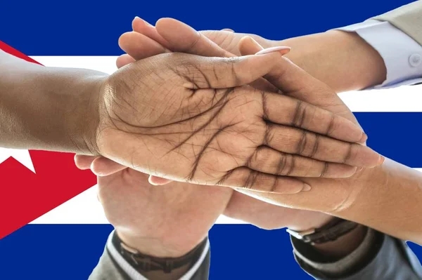 Drapeau de Cuba, intégration d'un groupe multiculturel de jeunes — Photo