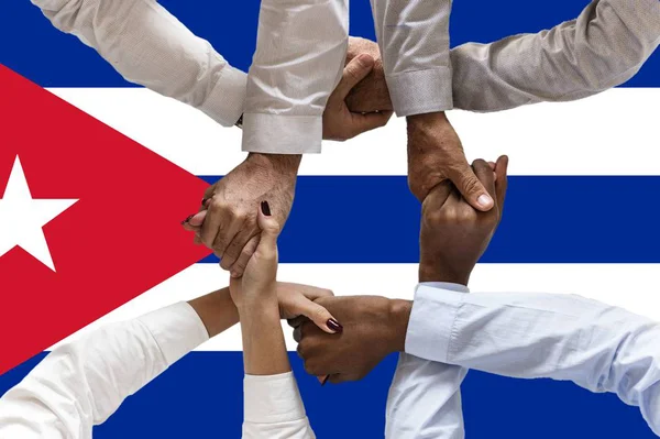 Drapeau de Cuba, intégration d'un groupe multiculturel de jeunes — Photo