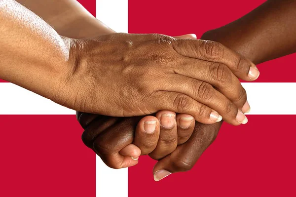 Bandera de Dinamarca, integración de un grupo multicultural de jóvenes — Foto de Stock