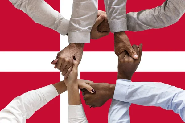 丹麦国旗，多文化青年群体的融合 — 图库照片