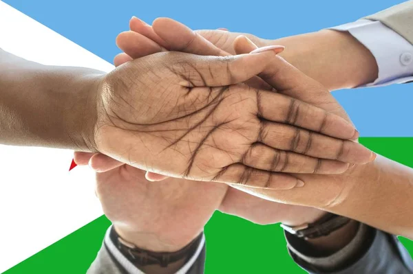 Bandiera di Gibuti, integrazione di un gruppo multiculturale di giovani — Foto Stock
