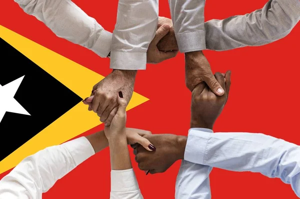 Bandiera di Timor Est, integrazione di un gruppo multiculturale di giovani — Foto Stock